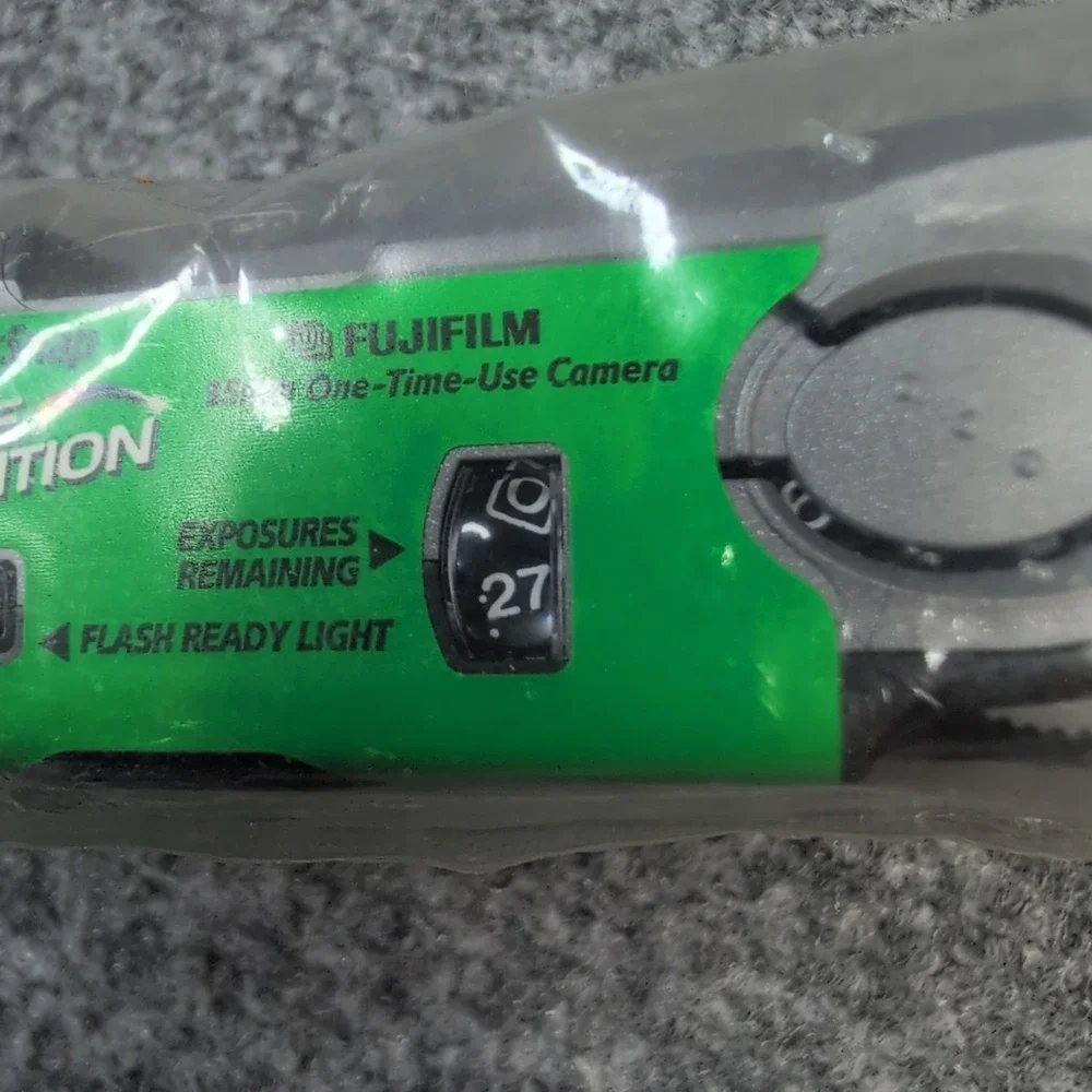 Fujifilm 27 Exp QuickSnap Flash 400 Camera NEW NIP Expired 08-08